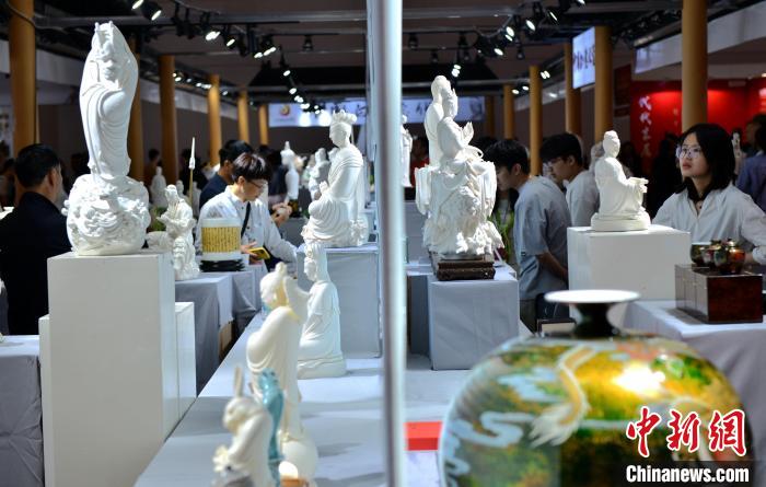2024中国工艺美术博览会启幕助推“非遗”走进现代生活(图1)