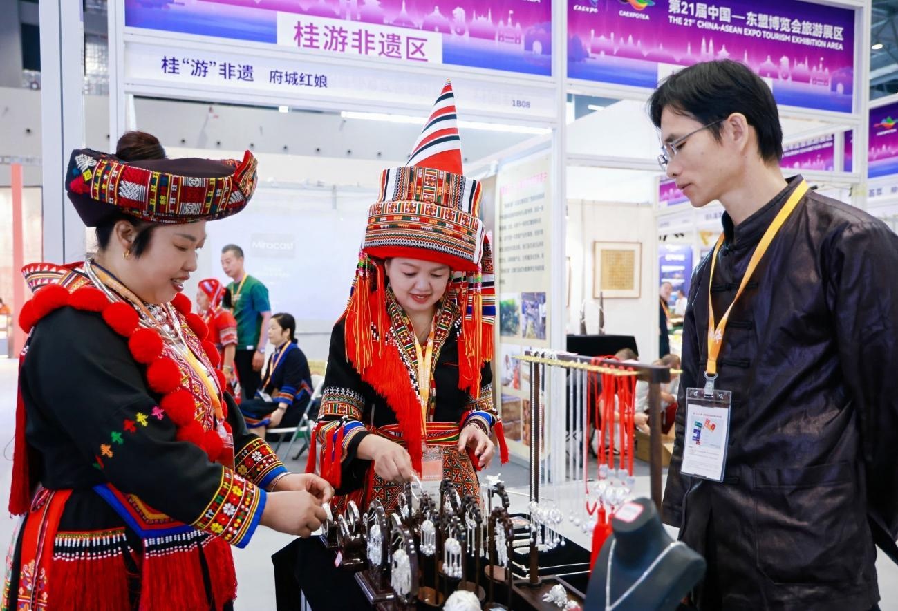 2024中国—东盟博览会旅游展区特色旅游商品展成功举办(图4)