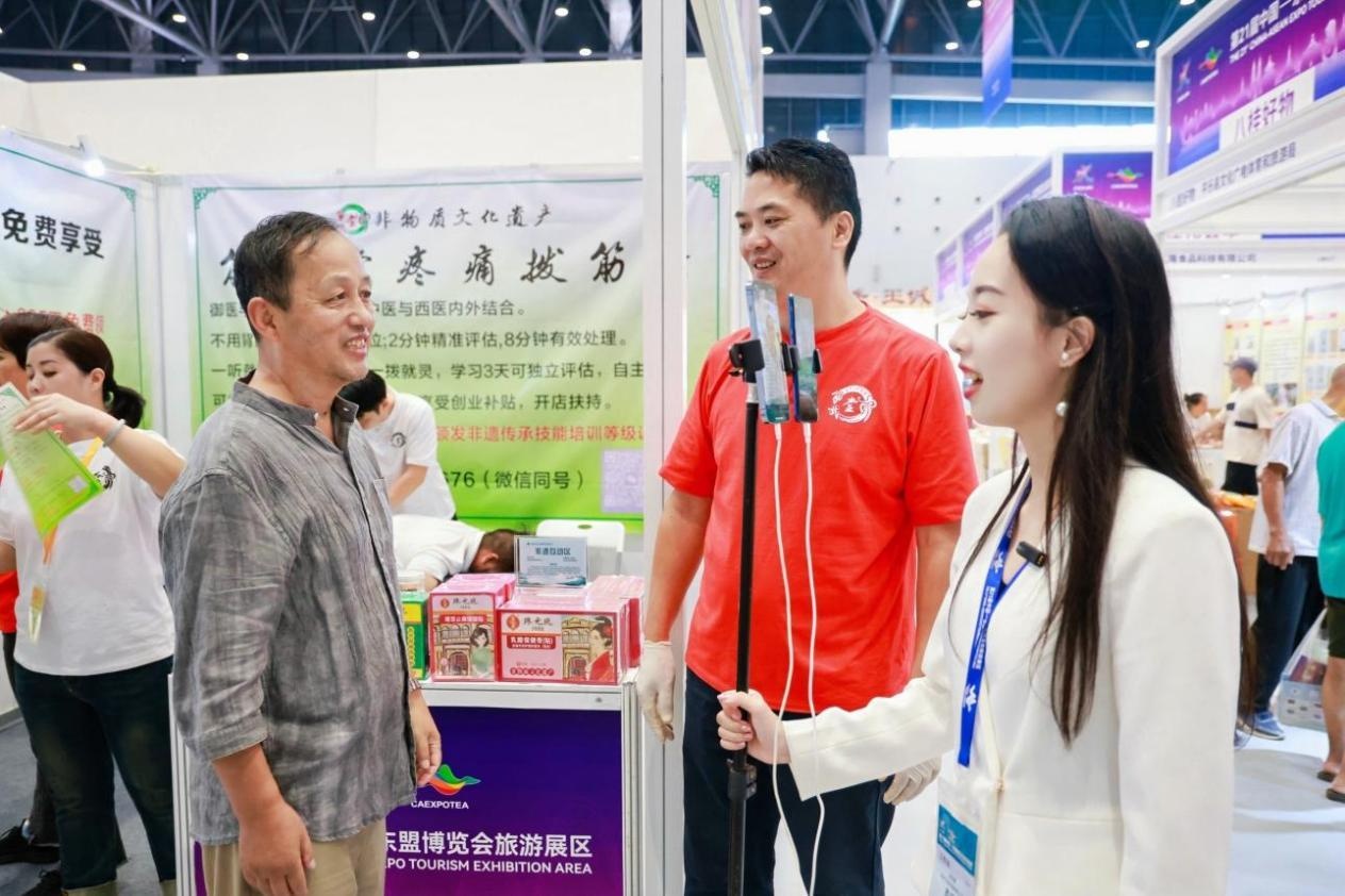 2024中国—东盟博览会旅游展区特色旅游商品展成功举办(图3)