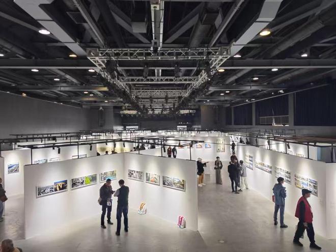 以光影艺术致敬人民城市2024上海国际摄影节暨第十七届上海国际摄影艺术展览启幕(图4)