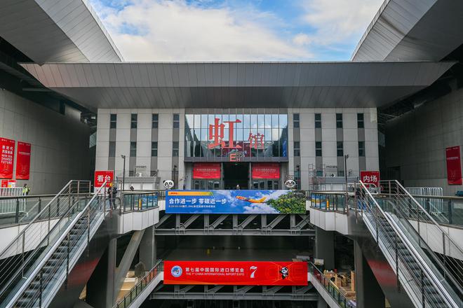 进博直击｜冲刺！进博会所有展台主体结构将于11月2日完成(图1)
