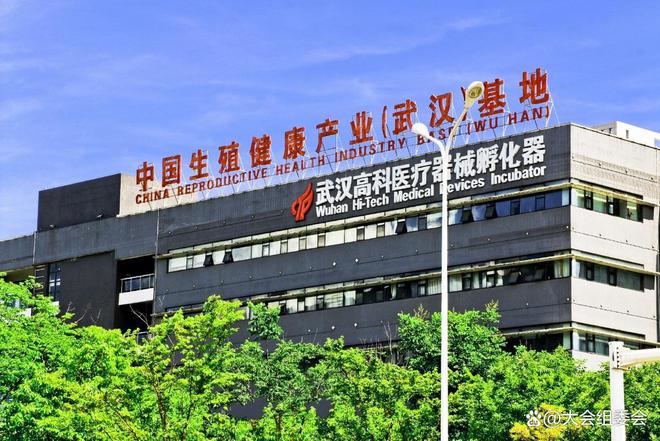 会展湾东城(售楼中心)2025首页网站-会展湾东城·欢迎您@最新楼盘详情-营销中心-户型-备案价@展示400服务电话(图1)