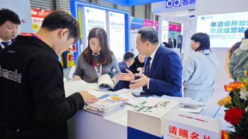 上海展首日重庆爱成眼科集团实力合伙人项目揭晓荣登展会热榜(图3)