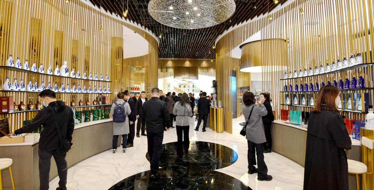 山西杏花村汾酒专业镇体验中心1号店在蓉城开门迎客(图3)