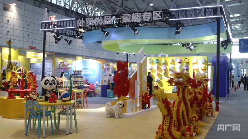 记者逛展丨2025山东省外贸优品购物季：“它”经济引领消费新潮流(图2)