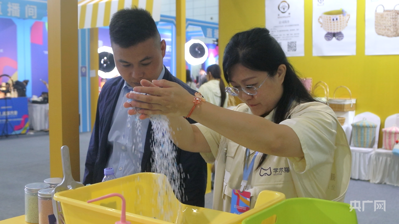 记者逛展丨2025山东省外贸优品购物季：“它”经济引领消费新潮流(图4)