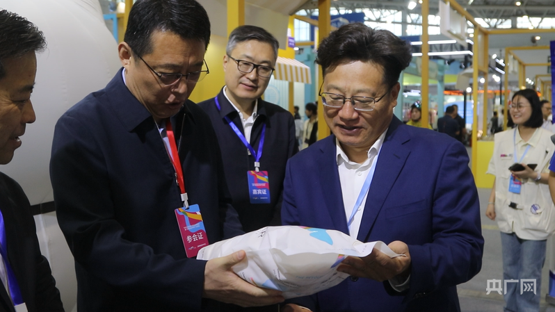 记者逛展丨2025山东省外贸优品购物季：“它”经济引领消费新潮流(图3)