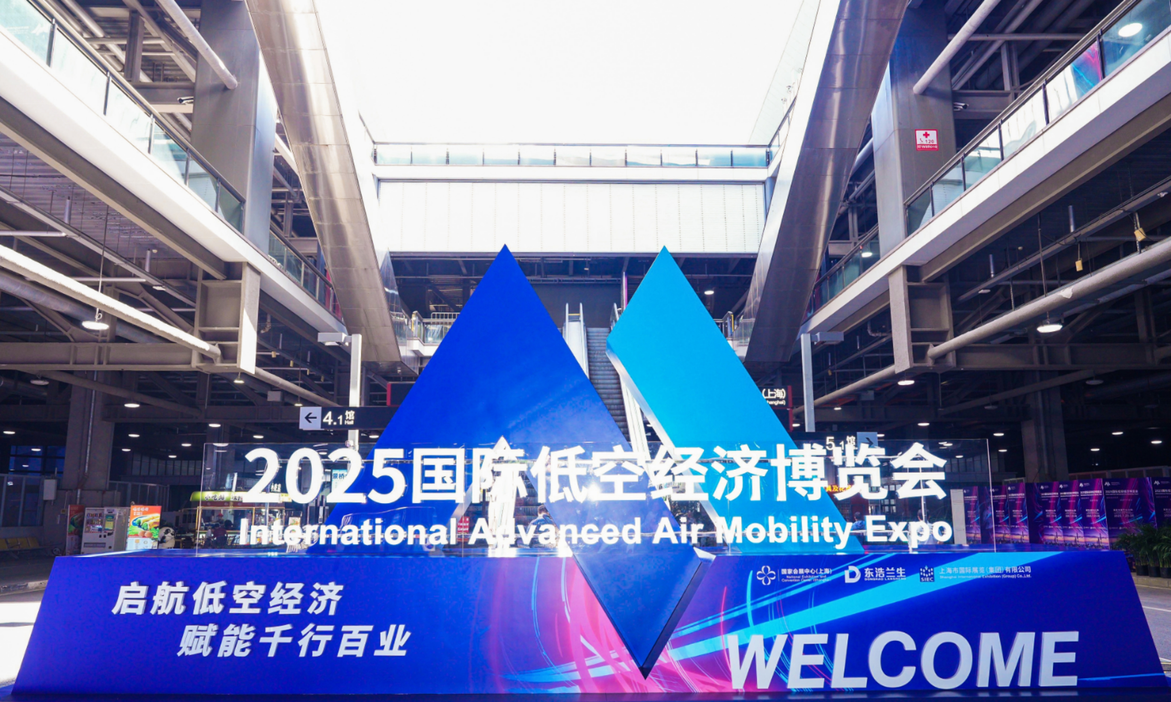 【实探】2025国际低空经济博览会：载人版eVTOL适航进展顺利物流无人机载重获突破(图1)