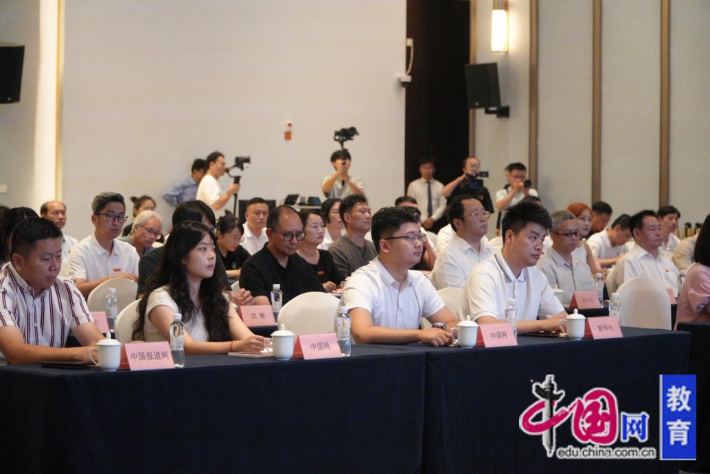 天工开物·智韵瓷章——第二届全国大学生陶艺作品展新闻发布会在景德镇举行(图2)