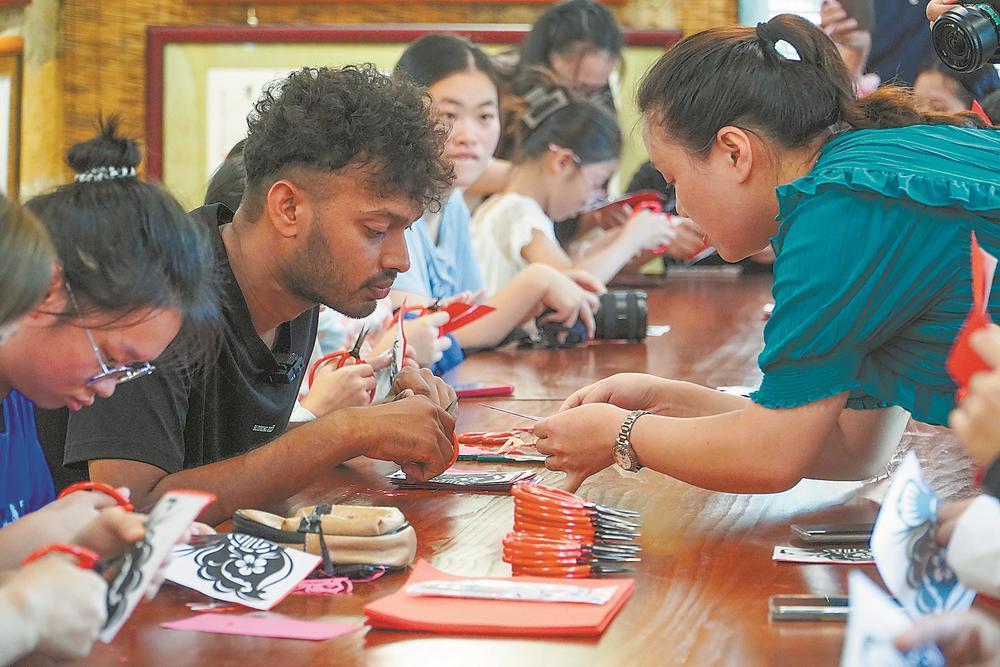 宁德柘荣：纸上生花剪出千年风华(图6)