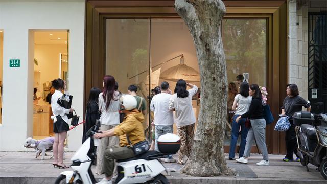 kaiyun：南昌路让青年艺术可以沿街偶遇(图7)