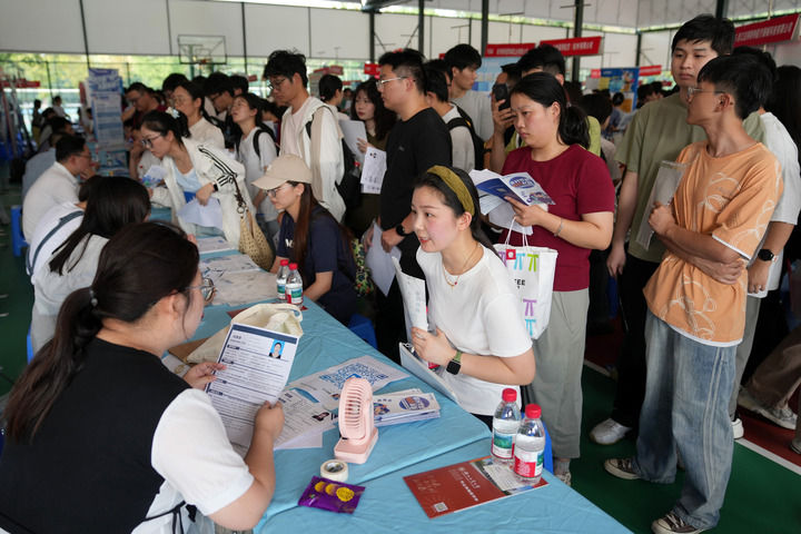 思想之光照亮奋进之路——以习近平同志为核心的党中央引领中国经济社会高质量发展迈向新境界(图9)