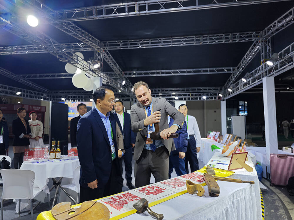 第八届进博会首次设立“魅力友城”专区德州与匈牙利皇宫堡展区亮相(图1)