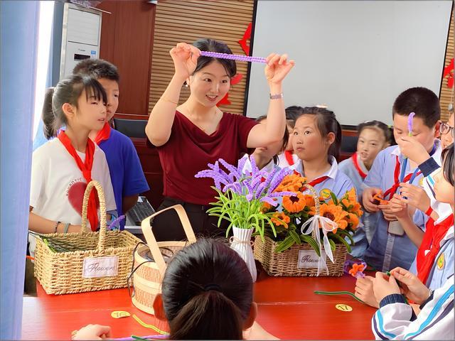 kaiyun：扶风高中教师吴小花：丝带翻飞绣出非遗新芳华(图2)