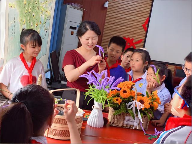 kaiyun：扶风高中教师吴小花：丝带翻飞绣出非遗新芳华(图1)