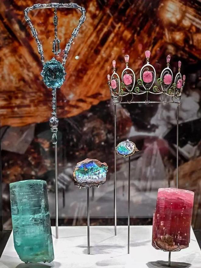 kaiyun：跟着藏家逛展览：矿石奇珍与她的百件珠宝(图1)