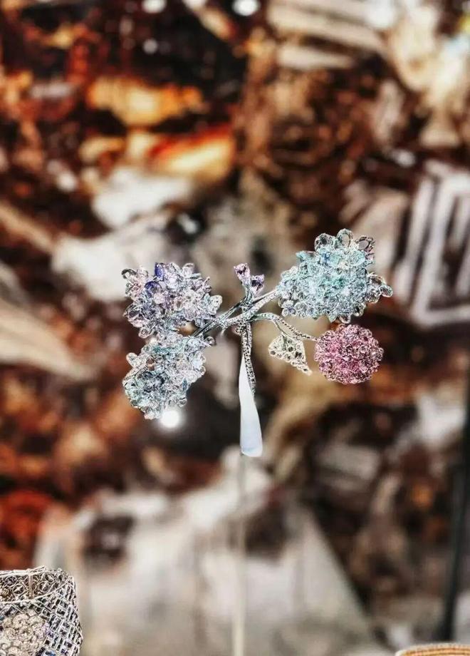 kaiyun：跟着藏家逛展览：矿石奇珍与她的百件珠宝(图4)