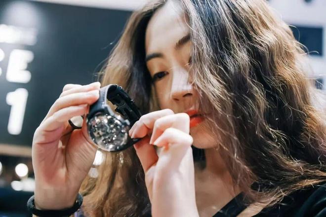 kaiyun：跟着藏家逛展览：矿石奇珍与她的百件珠宝(图18)