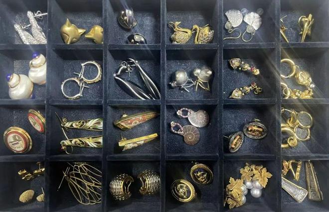 kaiyun：跟着藏家逛展览：矿石奇珍与她的百件珠宝(图16)