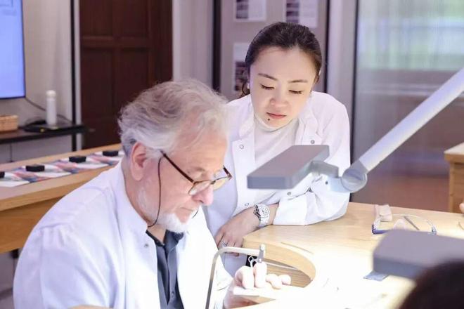 kaiyun：跟着藏家逛展览：矿石奇珍与她的百件珠宝(图21)