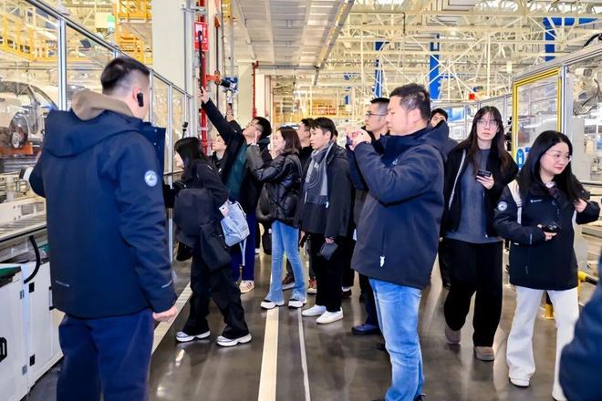 kaiyun网站：50万预算新首选？岚图泰山首月交付量揭示消费风向标(图2)