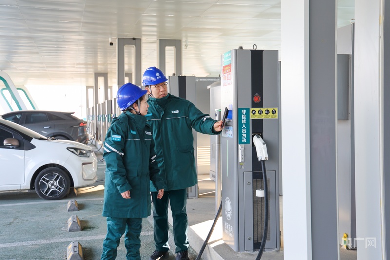 新春走基层丨示范站里暖意浓新春出行不“断电”(图1)