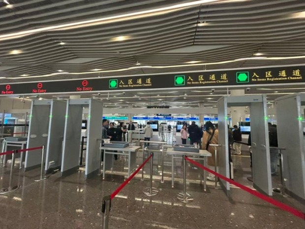 AWE首日刚下飞机老外拖着行李箱追中国智造：看得比美国CES还爽(图4)