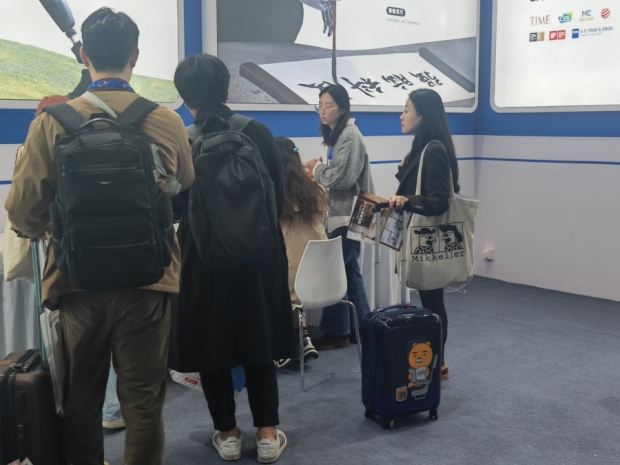 AWE首日刚下飞机老外拖着行李箱追中国智造：看得比美国CES还爽(图1)