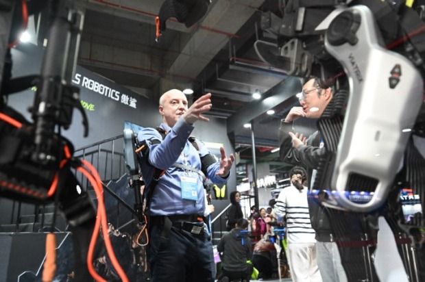 AWE首日刚下飞机老外拖着行李箱追中国智造：看得比美国CES还爽(图2)